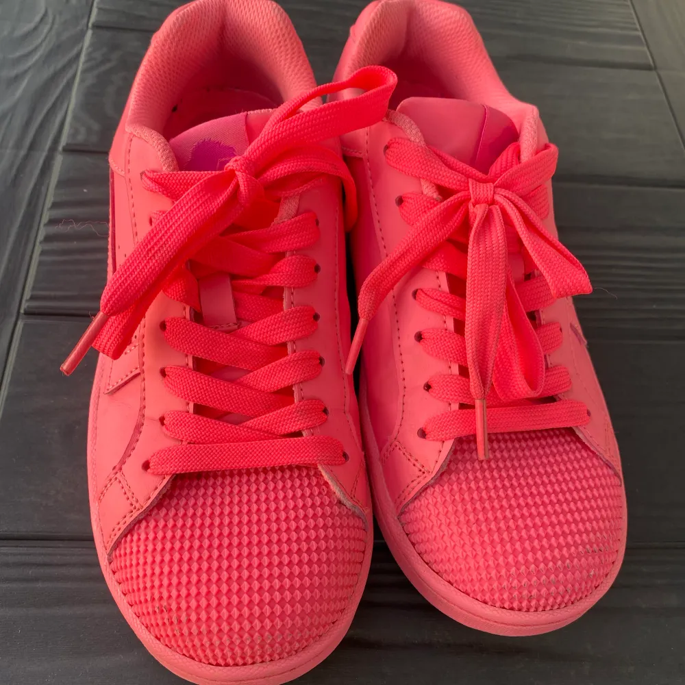 Ett par neonrosa eller starkt rosa sneakers i strl 36, de är mer som 37 i storleken. Tror att de är köpta på din sko eller skopunkten för några år sedan. De är använda men i jättefint skick. Färgen visas bäst på bild 1. Frakt tillkommer !🦋💞. Skor.