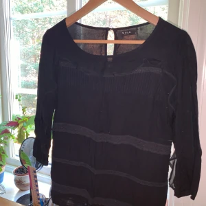 Svart blus - Svart blus från Vila med bla virkade detaljer längs magen. Skriv för fler bilder. Möts upp i Falun eller skickar om du betalar frakten✌🏻