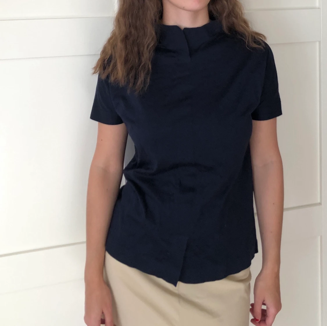 Marinblå blus från COS