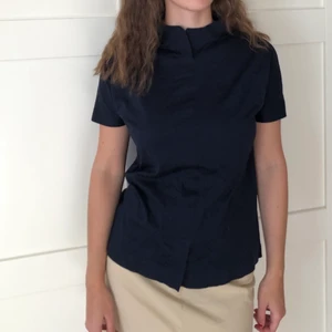 Marinblå blus från COS - Sober marinblå blus från COS i 100% bomull. Den är storlek XS men passar mig som är S-M. Både skönt och stilfullt plagg men säljer för att den sällan kommer till användning. Köparen står för frakt💕💜💕