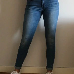 Tommy jeans  - Jeans från Tommy Hilfiger i en länge modell storlek 36! 