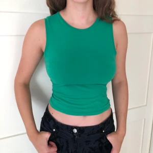 Grönt linne👒 - Grönt linne köpt på Monki strl S🍓 köparen står för frakt 