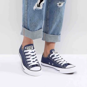  - Helt oanvända låga Converse i navy i storlek 40.  Säljes pga ingen användning  Jag svarar gärna om du har några frågor.