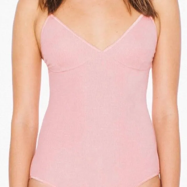 Ljusrosa body från American Apparel. Färgen är mest lik bild 2 & 3. Strl M. Nypris ca 600-700kr. Säljes för 100kr!. Toppar.