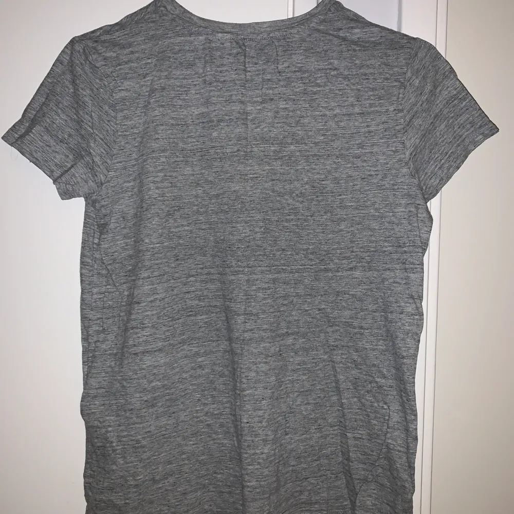 Superfin t-shirt från LEVIS, använd fåtal gånger, är S men passar även min mamma som har M/L🥰 inga skador och trycket är lika ifyllt som när jag köpte den.. T-shirts.