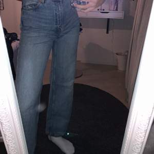 Jag säljer mina vida jeans från monki. Jätte bra passform. Säljer på grund av att jag tycker att dem är för korta på mig, jag är 170cm lång. Bra skick. 