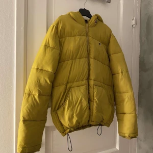 Jacka  - Superfin vinterjacka ifrån Champion, använd många gånger men är i väldigt fint skick. Jackan är i storlek Large(barnstorlek), 11-12y. Passsar mig som är en 34