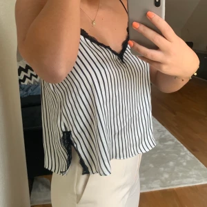 Topp - Snygg festtopp från Zara!! I storlek S. Detaljerna är så snygga🖤🤍🖤🤍 köparen står för frakten🌟 skriv om ni har frågor