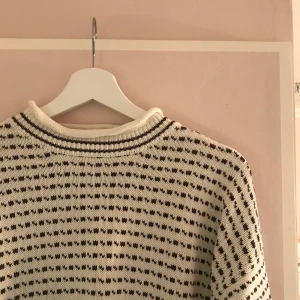 Stickad tröja  - Vit stickad tröja med bruna ”detaljer”🤎🍂 Storlek S men oversized (se bild 2) jag har normalt storlek S:) BUDGIVNING med BINDANDE BUD; Högsta budet: 400kr+frakt!💕💕  AVSLUTAS: på torsdag kl. 16.00:)