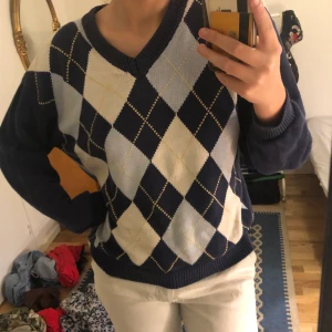 Pullover - Så skön och varm, är fodrad💕 har en färgfläck på ärmen, synd på sista bilden