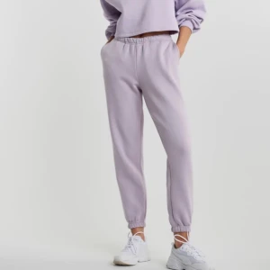 Mjukisbyxor  - Säljer min as snygga pastellfärgade mjukisbyxor i lila från Gina Tricot, knappt använda och kommer aldrig till användning tyvärr och därav säljer jag dom💕💕 såå sköna och perfekta till höst och vinter 