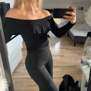 Off shoulder tröja svart - Säljer denna snygga off shoulder tröja från Gina strl xs. Knappt använd så den är i väldigt fint skick! Pris + frakt