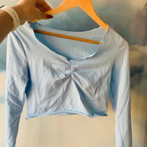 Croppad tröja - Sjukt fin långärmad topp som passar den med större byst. Köpt på plick