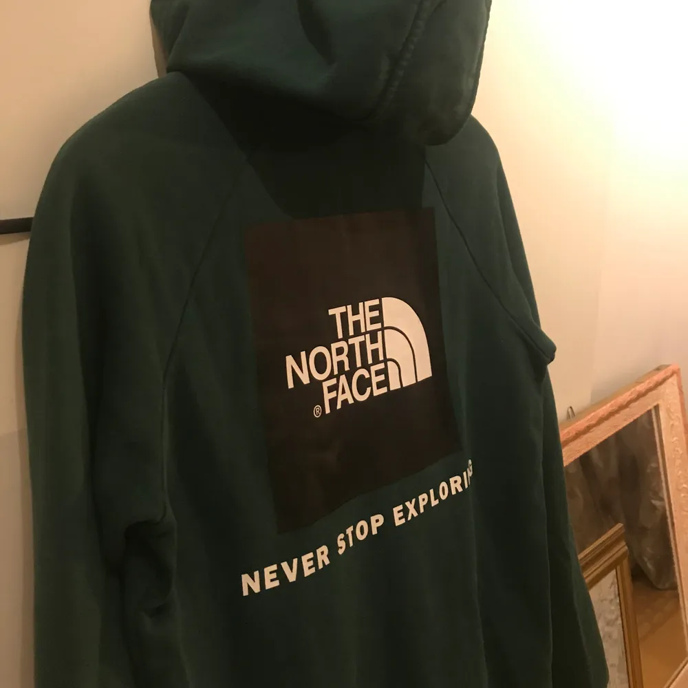 Grön The North Face hoddie som inte kommer till användning längre. Köparen står för frakt!! Om ni har frågor är det bara till att skriva💞. Hoodies.