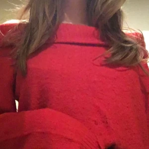 Fin röd tröja - Säljer en stickad, jätte mjuk röd tröja. Materialet är inte jätte tjockt men den är jätte mjuk och varm. Kan mötas upp vid stockholm eller så kan jag frakta. Frakt kommer kosta ca 40 spen eller nått sånt. (Det står jag inte för tyvärr)💛