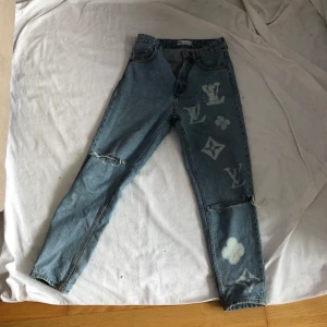 Mom jeans  - Högmidjade köpta på zara för 500 och blekta lv märken. Använda sparsamt, dragkedjan e lite sönder (bild 2) därav billigt pris