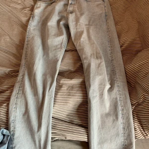 weekday jeans - säljer ett par weekday space relaxed straight jeans som aldrig kommit till användning. dom är som nya, storlek 31/32. nypris: 700kr mitt pris:349kr bvsa!