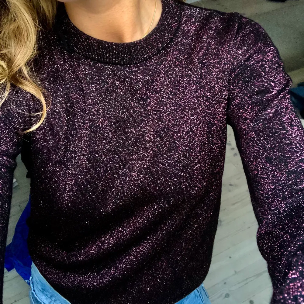 Supersnygg &other stories långärmad glittrig tröja i en vinröd-rosa-silvrig färg. Strl S. Toppar.