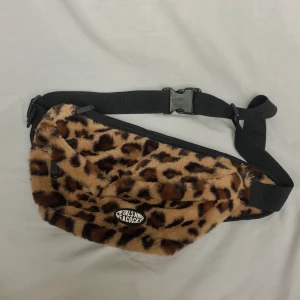 ✨Leopard bumbag✨ - En bumbag/fannypack/väska i fluffig fuskpäls i leopardmönster. 2 fack som stängs och öppnas med dragkedjor. Reglerbart axelband✨ frakt ingår ej i priset utan blir 50kr✨ använd en gång så i helt nyskick✨ skriv om det finns några frågor✨