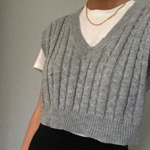 Stickad väst - Stickad grå väst, aldrig använd💞 Strl M men är croppad i modellen. Pris: 90kr+frakt
