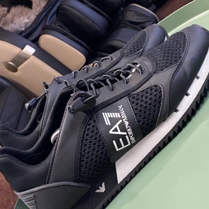 EA7 emporio Armani  - Helt nya äkta Armani skor använda en gång inomhus. Strl 40/2,3.  Medföljer kvitto med dem från Jdsport. Sjukt jävla snygga men it is what it is ibland passar dom bara inte garderoben längre :( 
