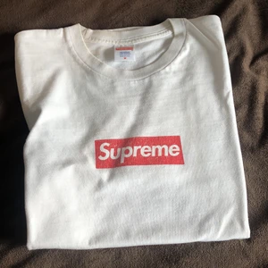 Supreme box logo - 20th Anniversary box logo från ss14. Skick ca 6/10. Lite gulfärgad på vissa ställen (går säkert att fixa med kemtvätt). Kan skicka fler bilder om så önskas!:)