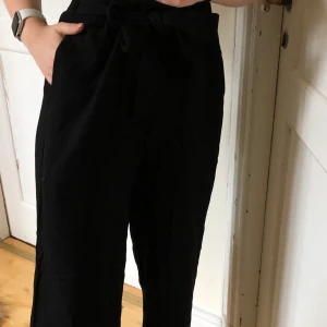 Svarta kostymbyxor - Ett par svarta kostym-ish byxor med fickor och midjeband. Resår i baksidan av midjan. Aldrig använda! Sprillans skick. Personligen för stora för mig trots jag är en storlek S. Borde passa perfekt för någon som är mellan S och M🥰