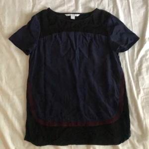 Blus i Silke - Blus i silke från märket Diane von Furstenberg i färgerna marinblått, vinrött och svart. Använd väldigt sparsamt så är i nyskick :) Pris kan diskuteras vid snabb affär. Frakt ingår!