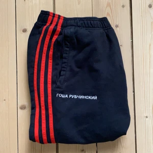 gosha rubchinskiy x Adidas - Säljer nu mina gosha byxor som jag har haft i 1 år men har inte använt dom så mkt för dom har blivit lite förstora 