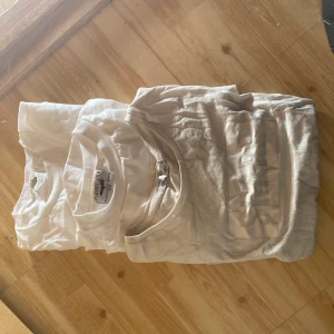 T-shirts  - 3 vita tröjor 2 helt basic i xs men lite stora i stoleken , en ifrån lager 157 i stolek S där de står share på! Allt i samma om man inte skriver att man vill ta bort något ! 