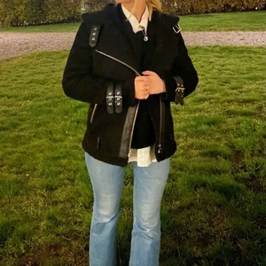 Gina , mockajacka - Säljer en svart mocka jacka med teddy krage och teddy foder. Köpt på Gina tricot