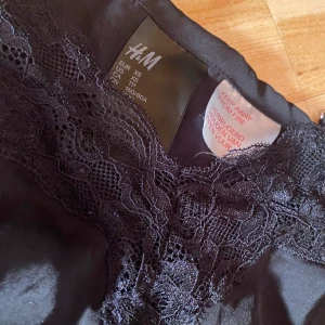 Linne - Ett linne som har lite spets uppe vid tröjans kant , jätte fint o skönt material , stolek XS.  Hör av er för mer bilder osv 💓