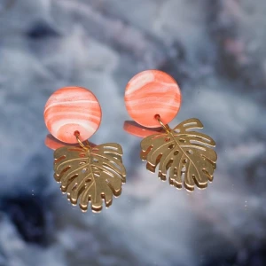 Monstera - Vackra handgjorda örhängen med hängen i polymerlera. Material: Mässing, polymerlera. Nickelfria.  Nya och oanvända (endast använda för bilden). Frakt 11:-.  Notera att färgen kan variera något från verkligheten beroende på skärminställningar. 