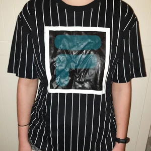 Fila t-shirt - En svart vit randig fila tröja i storlek S, man. Använd en gång. 150 kr