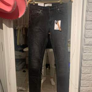 Helt nya aldrig använda tighta svarta jeans 188 ink frakt