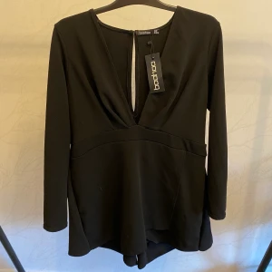 Playsuit - Svart byxdress, Strl 46, aldrig använd lapparna kvar 