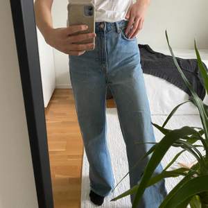 Säljer dessa trendiga weekday jeans i modellen ACE. De är i jätte fint skick och säljer då de är lite för stora för mig. Storlek 26/32 och jag är 173 lång. Säljer för 350kr eller högsta bud! 