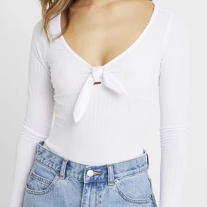 Stringbody vit - Jättefina stringbodys i bekvämt material! Bra skick då de endast är använda få gånger!💗 Finns i både svart och vitt och kostar 100kr st men 150 kr tillsammans!            Köparen står för frakt!                                                Betalning via swish!