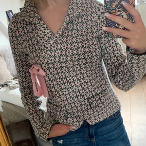 Odd Molly kofta - Söt Odd Molly kofta i rosa/grå färg. Varm och gosig i fint skick. Storlek 0. Pris kan diskuteras. 