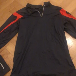 Asics running - Asics lite tjockare löpartröja storlek XL. Använd ett fåtal gånger. Loggan på framsidan har försvunnit i tvätten. 