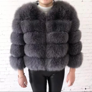 Pälsjacka - Snygg pälsjacka strl XS passar även S. Använd några gånger. Köptes från ett Instagram konto för 3999:- men kan tänker mig sälja den för 2500:-. Priset kan att diskutera 