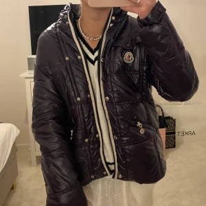 Moncler jacka - Mörklila Jacka från moncler i storlek 2 (passar som lite oversized xs-m men kan funka ända till L). Jag på bilden när i vanliga fall xs-s!! Själva taget till dragkedjan till en ficka är lite slitet