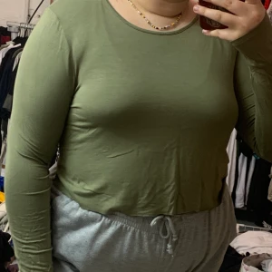 tröja - grön croppad tröja som är sjukt bekväm 