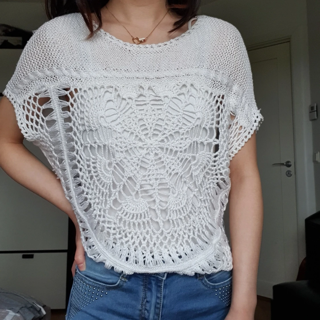 Vit stickad tröjađž