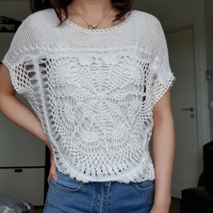 Vit stickad tröja🌸 - En fin stickad tröja som har legat och tagit plats i garderoben:) 