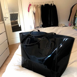 Svart väska - Svart väska från nelly, använd 2 gånger. Ingen användning av den då jag har andra typ likadana! Helt fläckfri;)