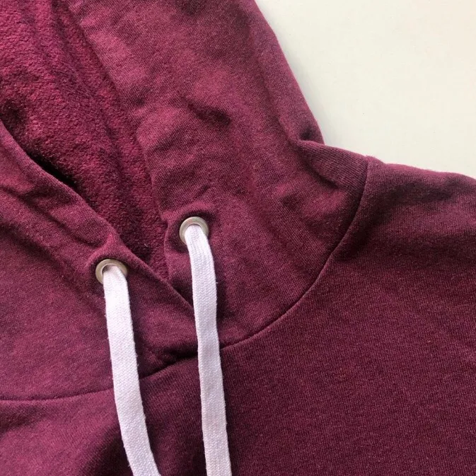 Croppad hoodie från H&M i Burgundy 🤍 Fraktas för totalt 107 kr. 📦 Frakten är alltid spårbar och jag skickar bildbevis på både paket och frakthandling!. Tröjor & Koftor.