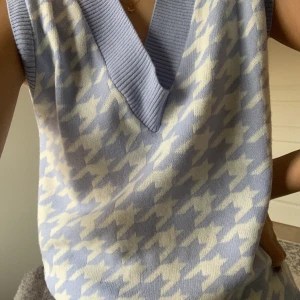 Jätte fin väst - Väst i schackmönster och nästan oandvänd, huuur snygg som helst💕🥰