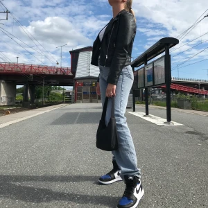 Blå Straight jeans - Säljer skit snygga blåa straight jeans från sidan Pretty little thing. Fin passform och väldigt efterfrågade! 