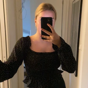 Blus  - Superfin prickig blus ifrån forever 21